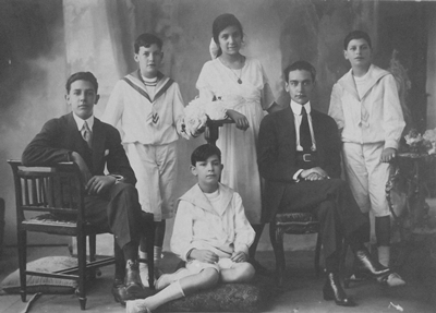 Julio Emilio junto a sus cinco hermanos