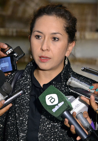 LA PAZ (BOLIVIA), 18/01/2017.- La ministra boliviana de Medio Ambiente y Agua, Alexandra Moreira, habla con la prensa en La Paz tras renunciar al cargo el pasado 18 de enero de 2017, horas antes de su comparecencia ante el Parlamento donde debía ser interpelada sobre la crisis de abastecimiento de agua en parte de La Paz. EFE/Agencia boliviana de Información