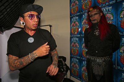 LA PAZ (BOLIVIA), 19/05/2017.- El organizador de la convención, Juanjo "Tatuarte" (i), es visto junto al colombiano, Caim Mortis (d), más conocido como "El Diablo" el viernes 19 de mayo de 2017, durante la I Convención de Arte Corporal Ajayu Tattoo, en La Paz (Bolivia). Artistas de Argentina, Bolivia, Colombia, Chile y Perú exhiben sus tatuajes y modificaciones corporales en una convención en La Paz, donde también se selección a los cuatro bolivianos que competirán en el Panamericano de Tatuajes que tendrá lugar en octubre en Chile. EFE/Martin Alipaz